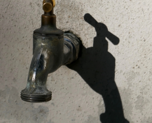 Wasserhahn mit Schatten, Fotografie von Barbara Thiele