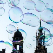 Große Seifenblasen vor Kirchtürmen, Fotografie von Paul Broich
