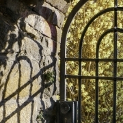 Tor mit Schatten an der Wand, Fotografie von Barbara Thiele