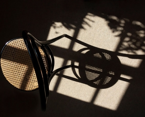Stuhl mit Korbsitzfläche und Schatten, Fotografie von Felix Sieber