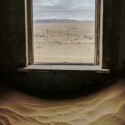 Blick durch ein Fenster, Fotografie von Gisela Peters