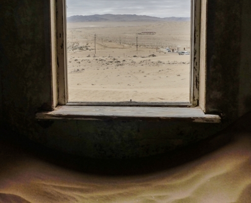Blick durch ein Fenster, Fotografie von Gisela Peters