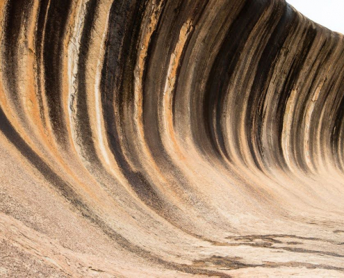 eine riesige Sanddüne sieht aus wie eine riesige Welle zum Surfen