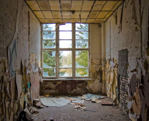 Raum mit Fenster, abgerissener Tapete, Fotografie von Dieter Kirsch