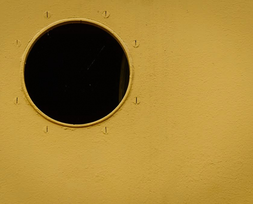 Eine gelbe Fläche mit einem kreisrunden, schwarzen Loch.