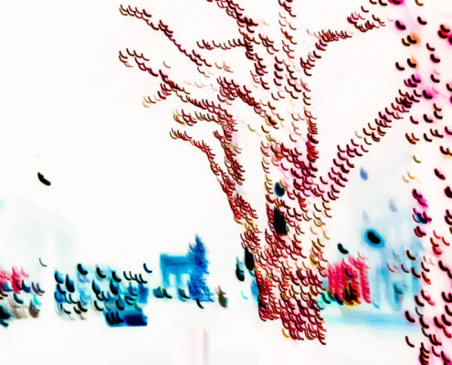 Vor einem weißen Hintergrund steht im Vordergrund ein stilisierter roter Baumstamm, im Mittelgrund sieht man einen stilisierten ganzen Baum, links stehen stilisiert Menschen in Blautönen im Hintergrund sieht man das Brandenburger Tor.
