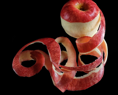 Ein teilweise geschälter Apfel mit der Apfelschale dekorativ