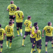 Auf dem Foto im Querformat sind 8 Spieler von Borussia Dortmund im gelben Trikot zu sehen