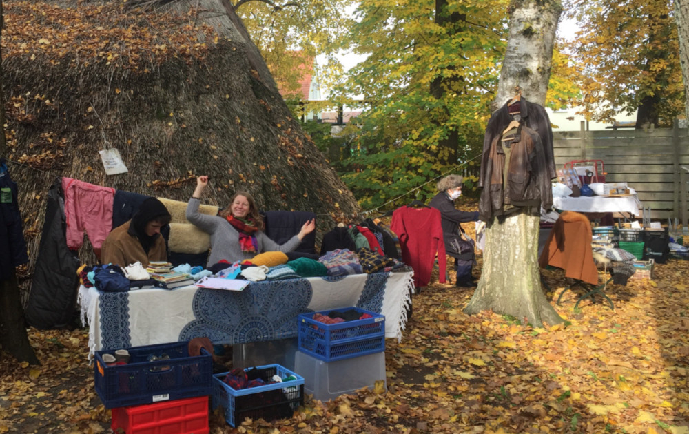 Flohmarktstand mit Bäumen und Herbstlichen Laub