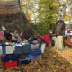 Flohmarktstand mit Bäumen und Herbstlichen Laub