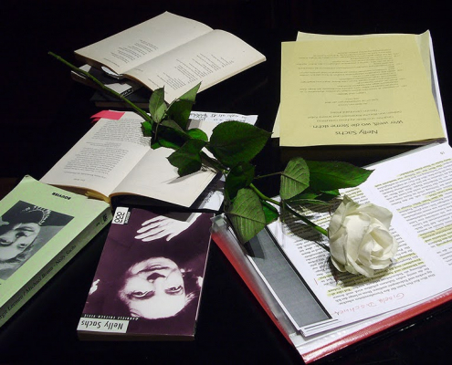 Stillleben mit einer weissen Rose und Büchern von Nelly Sachs