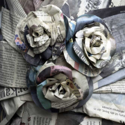 Stillleben mit drei Rosen aus Zeitungspapier