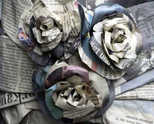 Stillleben mit drei Rosen aus Zeitungspapier