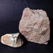 Das querformatige Foto zeigt einen großen und einen kleinen Stein
