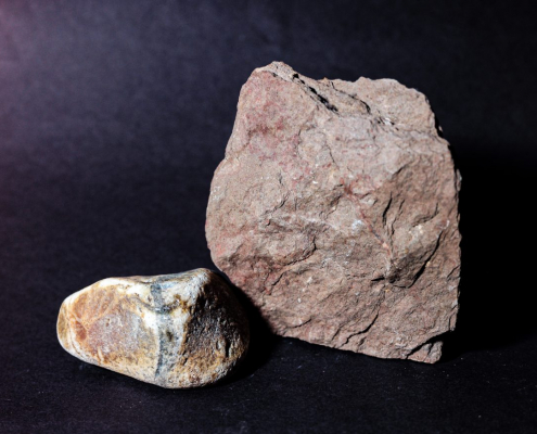 Das querformatige Foto zeigt einen großen und einen kleinen Stein