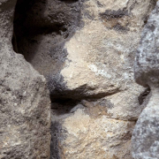 Das hochformatige Foto zeigt einen Ausschnitt von zwei Felsen, die ein Gesicht bilden.