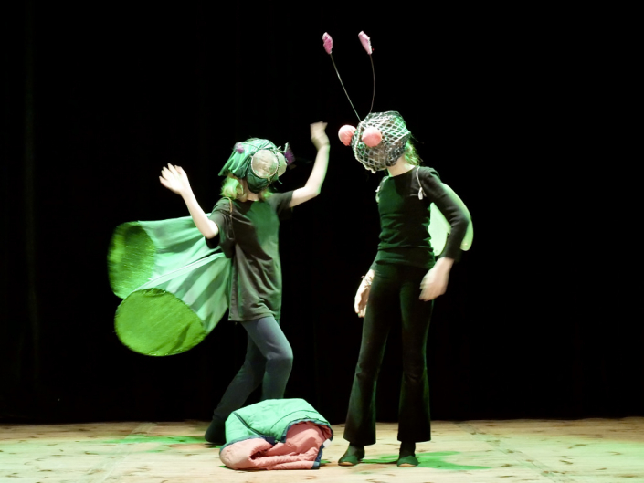 Zwei Mädchen tanzen auf einer Theaterbühne in einem Schmetterlings Kostüm