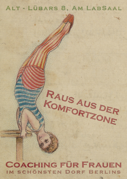 Historisches Postkartenmotiv, eine Frau macht Handstand an einem Reck, mit dem Text: Raus aus der Komfortzone, Coaching für Frauen im schönsten Dorf Berlins.