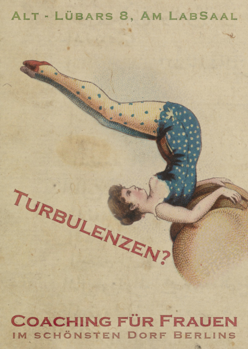 Historisches Postkartenmotiv, eine Frau macht eine Rolle rückwärts, mit dem Text: Turbulenzen?, Coaching für Frauen im schönsten Dorf Berlins.