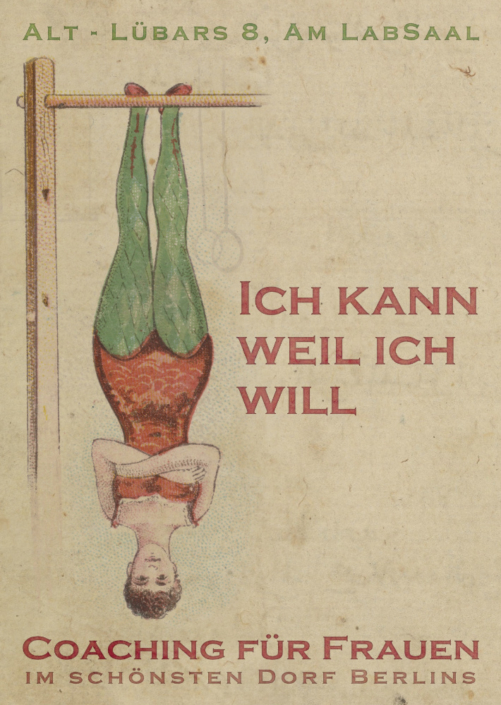 Historisches Postkartenmotiv, eine Frau hängt an einer Stange Kopfüber, mit dem Text: Ich kann weil ich will?, Coaching für Frauen im schönsten Dorf Berlins.