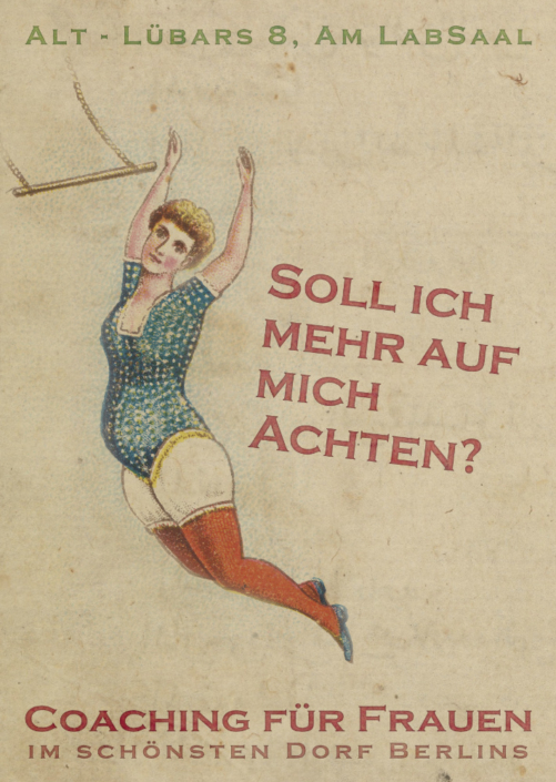 Historisches Postkartenmotiv, eine Frau schwingst sich vom Trapez, mit dem Text: Soll ich mehr auf mich achten?, Coaching für Frauen im schönsten Dorf Berlins.
