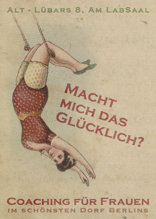 Historisches Postkartenmotiv, eine Frau schwingst am Trapez, mit dem Text: Macht mich das Glücklich?, Coaching für Frauen im schönsten Dorf Berlins.