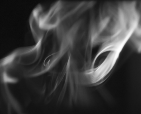 Auf dem querformatigen Foto steigt weißer Rauch vor schwarzem Hintergrund nach oben.