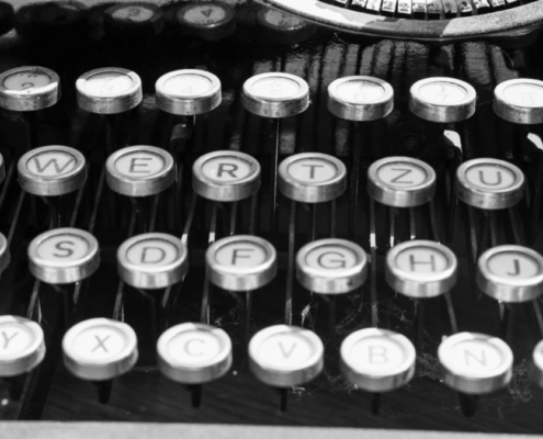 Das querformatige Bild zeigt die Tastatur einer alten Schreibmaschine.