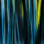 Das querformatige Foto zeigt unregelmäßige blaue, grünblaue, gelbe Streifen von oben nach unten