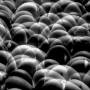Das querformatige schwarzweiß Foto zeigt ein Durcheinander von Kreisbögen und in verschiedenen Graustufen gefüllte Kreissegmente.