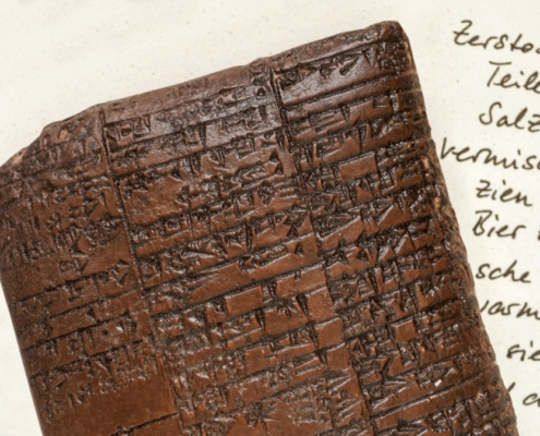 Das querformatige Bild zeigt eine sumerische Tontafel und den Anschnitt einer Seite mit der Übersetzung des Textes.