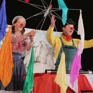 Zwei Clowns auf der Bühne im LabSaal