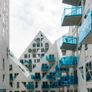 Das hochformatige Architekturfoto zeigt einige Häuser, die als Dreieck gebaut sind.