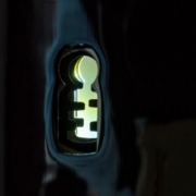 Das hochformatige Foto zeigt einen Blick durch ein Schlüsselloch in einem hellen Raum.
