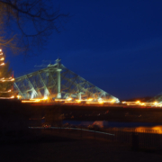 Das querformatige Foto zeigt eine beleuchtete Brücke und einen beleuchteten Weihnachtsbaum.