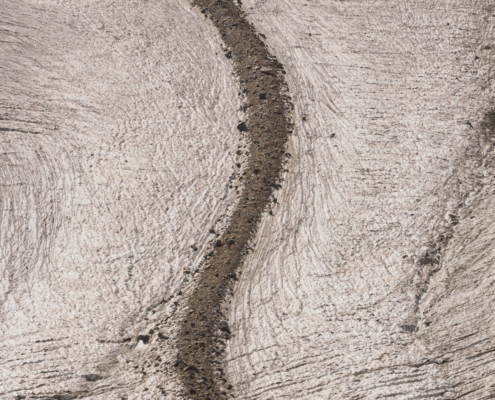 Das quadratische Bild zeigt eine monochrome Aufnahme einer Schneestruktur.