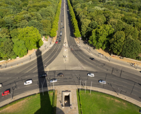 Das querformatige Foto zeigt den Blick von der Siegessäule mit Autos, die im Kreisverkehr fahren.