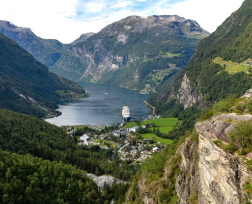 Das querformatige Foto zeigt einen Blick auf einen Fjord inmitten von Bergen.