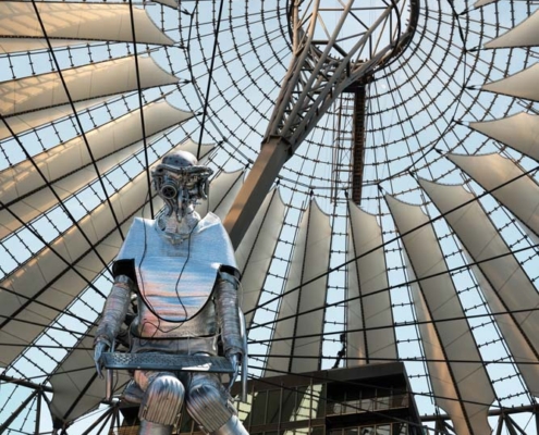 Das hochformatige Foto zeigt einen Rooboter in der Kuppel des Sony-Center.