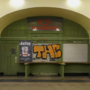 Das querformatige Foto zeigt den geschlossenen grünen Kiosk einer Backshop Filiale im S Bahnhof Waidmannslust