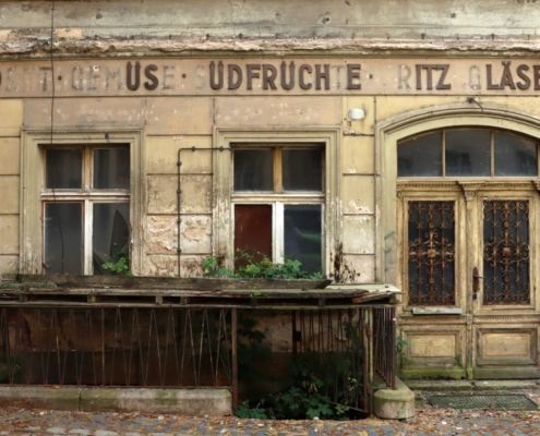 Das querformatige Foto zeigt den Obst- und Gemüseladen von Fritz Gläsel, der schon lange aufgegeben ist.