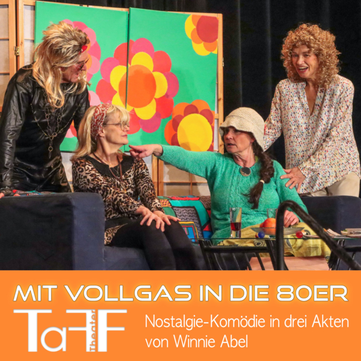 Mit Vollgas in die 80er, Hinweistafel vom TaFF Theater, vier Schauspieler und Text.